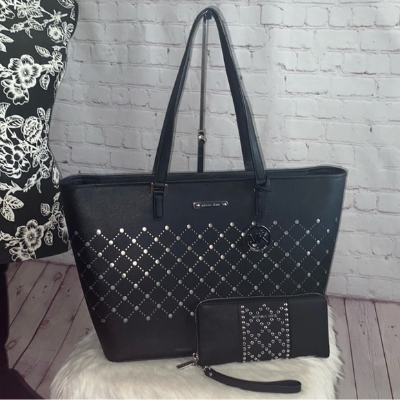 Michael Kors Handbags - Michael Kors VIOLET Carryall Tote/MONEY PIECES Continental Wallet 2pc Set